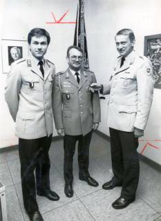 ARH Slg. Bartling 4339, Verleihung eines Ehrenkreuzes an zwei Soldaten durch N. N. (r.) im Kasino (?) der Kaserne, Luttmersen, um 1985
