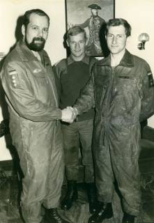 ARH Slg. Bartling 4341, Gratulation per Handschlag für den Oberleutnant Kuttner (r.) durch den Luttmersener Kompaniechef Hauptmann Busch (beide im Overall), dazwischen der Hauptfeldwebel N. N. im Pullover, Luttmersen, um 1985