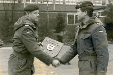 ARH Slg. Bartling 4343, Überreichung des "Ehrenschilds Panzerbrigaden" an den Luttmersener Bataillonskommandeur OTL N. N. (beide in Arbeitsuniform mit Feldjacke) durch den Brigadegeneral Wilfried Scheffer (l.), Luttmersen, um 1985