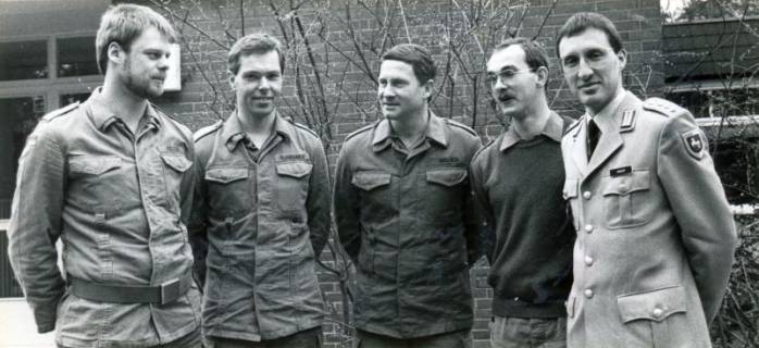 ARH Slg. Bartling 4344, Gruppenbild mit vier Luttmersener Soldaten in Arbeitsuniform, rechts daneben ein Hauptmann in Dienstuniform, Luttmersen, um 1985