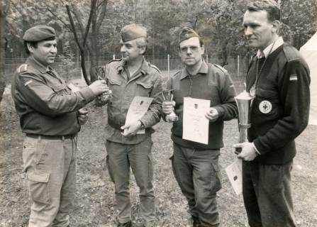 ARH Slg. Bartling 4346, Überreichung von Pokalen an drei Soldaten durch Unteroffizier N. N. im Gelände, Luttmersen, um 1985