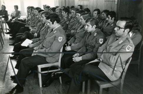 ARH Slg. Bartling 4348, Soldaten beim Kompanieunterricht im Lehrsaal der Kaserne auf Stühlen sitzend und zuhörend, Blick von der linken Seite, Luttmersen, 1973
