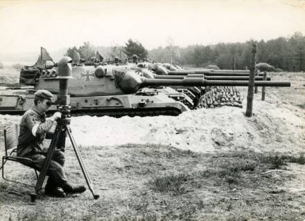 ARH Slg. Bartling 4350, Vier Panzer nebeneinander bei einer NATO-Schießübung aus der Deckung, davor sitzend die Schießkontrolle auf dem Standortübungsplatz, Blick von der rechten Seite, Luttmersen (?), um 1975