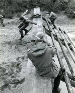 ARH Slg. Bartling 4351, Überklettern eines Hindernisses durch zwei Soldaten auf dem Übungsplatz der Kaserne, Luttmersen, 1972