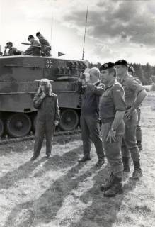 ARH Slg. Bartling 4355, Prof. Monika Ganseforth (MdB, SPD) im Overall mit einer Gruppe von Soldaten bei der Besichtigung einer Schießübung (?) im Gelände der Kaserne neben einem Panzer stehend, Luttmersen, zwischen 1986/1988