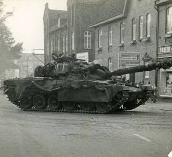 ARH Slg. Bartling 4358, Ein Panzer auf der Marktstraße / Ecke Nienburger Straße, Neustadt a. Rbge., 1972