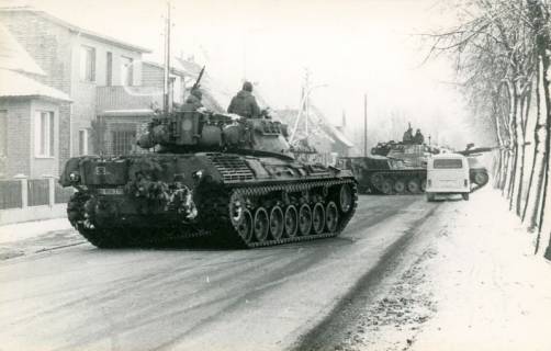 ARH Slg. Bartling 4359, Zwei Panzer bei der Fahrt über die verschneite Straße, Blick über das Heck auf die linke Häuserreihe, Rodewald, 1973