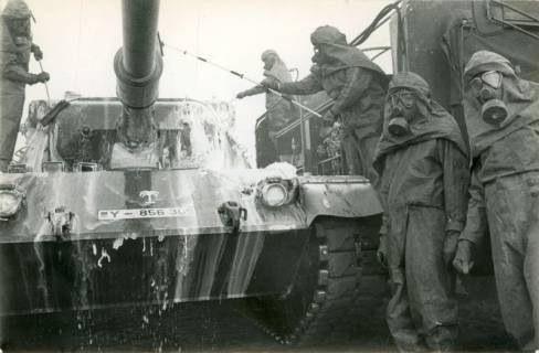 ARH Slg. Bartling 4360, Panzer bei der Fahrt durch eine feldmäßige ABC-Entseuchungsanlage, Blick auf den Bug des Panzers und die Soldaten in Schutzkleidung beim Dekontaminierungseinsatz, 1972