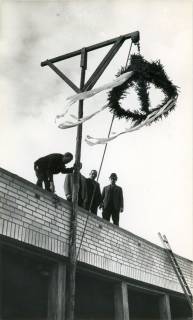 ARH Slg. Bartling 4368, Soldatenheim Haus an der Jürse im Bau, Entgegennahme des hochgezogenen Richtkranzes durch vier Männer, die auf der Außenmauer stehen, Luttmersen, 1970