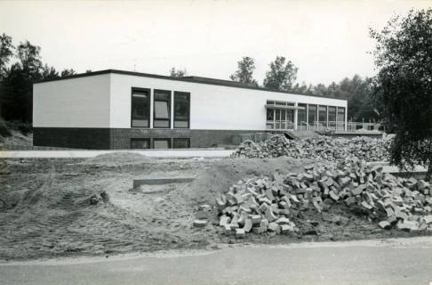 ARH Slg. Bartling 4370, Soldatenheim Haus an der Jürse, Vorderseite des fertiggestellten Baus vor Fertigstellung der Außenanlagen, Luttmersen, 1971