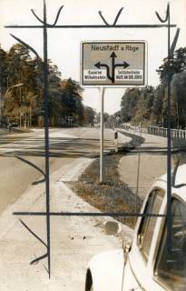 ARH Slg. Bartling 4373, Wegweiser zum Soldatenheim Haus an der Jürse und zur Kaserne Wilhelmstein Richtung Neustadt a. Rbge., Luttmersen, 1973