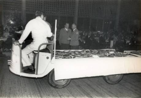 ARH Slg. Bartling 4377, Standortball im Soldatenheim Haus an der Jürse, Einfahrt des Büffets auf der Ladefläsche eines elektrischen Kleintransporters in den Festsaal, Luttmersen, um 1975