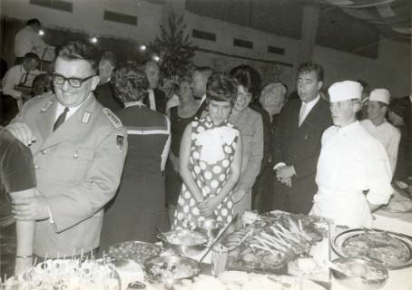 ARH Slg. Bartling 4381, Gäste am Büffet beim Essenfassen, Blick über das Büffet auf die Gäste des Standortballs, Luttmersen, 1968