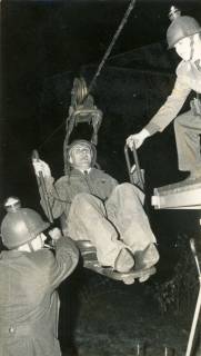 ARH Slg. Bartling 4383, Abendliches Biwak auf einer Barbarafeier, ein Gast bei der Seilbahnfahrt vom Dach einer Kaserne, Luttmersen, 1968