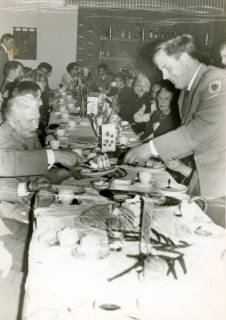 ARH Slg. Bartling 4385, Bewirtung von älteren Leuten durch Soldaten im Soldatenheim Haus an der Jürse, Blick über eine längere Kaffeetafel, Luttmersen, um 1975