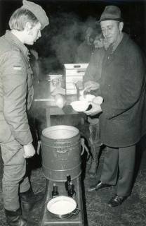 ARH Slg. Bartling 4398, Tag der offenen Tür, Essensausgabe in der Feldküche, Hermann Gleue, Basse, erhält eine Portion Erbsensuppe, Luttmersen, um 1975