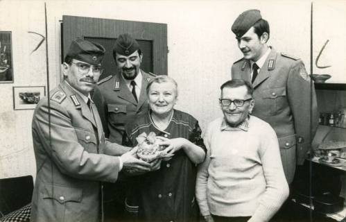 ARH Slg. Bartling 4400, Überreichung eines Ostereis an ein älteres Ehepaar in dessen Privatwohnung durch drei Soldaten, Luttmersen, 1974