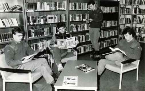 ARH Slg. Bartling 4401, Freizeitgestaltung von vier Soldaten beim Lesen von Büchern und Zeitschriften in der Bücherei der Garnison, Luttmersen, um 1975