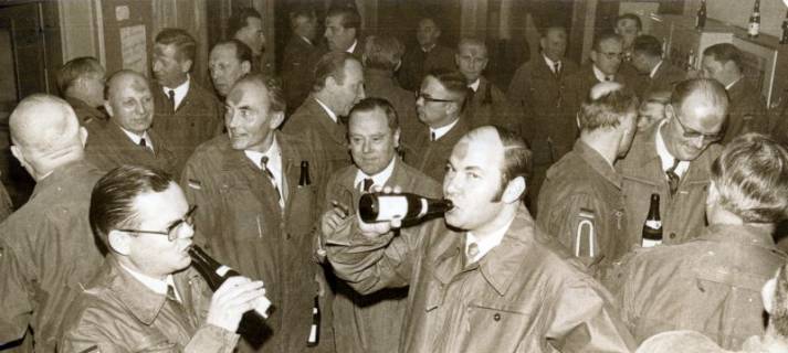 ARH Slg. Bartling 4403, Soldaten mit Gästen beim Stehkonvent mit Bier auf einer Barbarafeier, Luttmersen, 1968