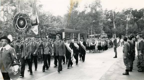 ARH Slg. Bartling 4413, Schützenverein Helstorf beim Einmarsch mit einer Schützenscheibe in die Kaserne, rechts eine zur Begrüßung angetretene Formation von Soldaten, Luttmersen, um 1980