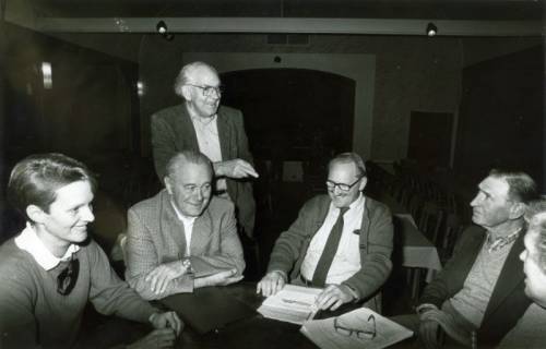 ARH Slg. Bartling 4421, Talk up Platt mit sechs Teilnehmern (v. l.), am Tisch sitzend: Frau N. N., Schulze-Lohhof, Nebel, Heinemann, Frau N. N., stehend: Armin Mandel , Mandelsloh, um 1980