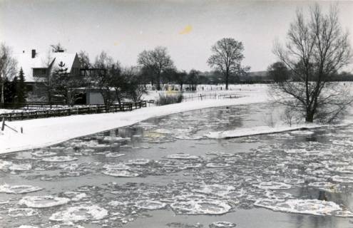 ARH Slg. Bartling 4424, Überschwemmte und verschneite Uferwiesen der Leine, Blick vom Wasser auf ein ufernahes Wohnhaus, Averhoy, um 1980