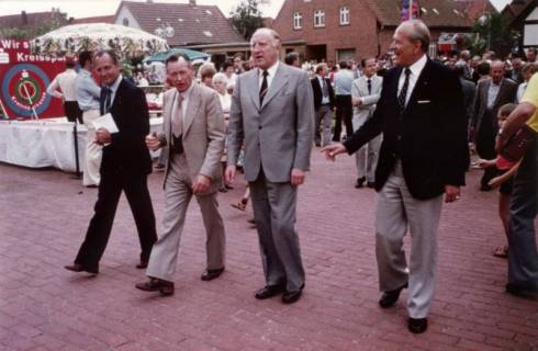 ARH Slg. Bartling 4426, Niedersächsischer Minister für Ernährung, Landwirtschaft und Forsten Gerhard Glup, CDU, (Mitte) mit Begleitung (rechts: Michael Baldauf, CDU, MdL) an einem Straßenfest beim Rundgang durch das sanierte Mandelsloh i. d. W. , um 1980
