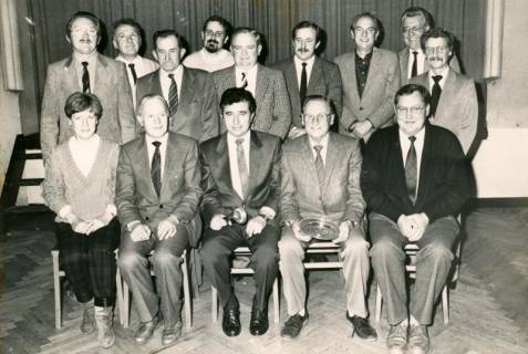 ARH Slg. Bartling 4434, Gruppenporträt des Ortsrats mit Ortsbürgermeister Herrmann (M.), rechts daneben mit Zinnteller W. Röver, Mariensee, um 1980