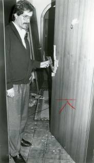 ARH Slg. Bartling 4453, Spuren des gewaltsamen Einbruchs an der Eingangstür der Kreissparkassenfiliale, daneben stehend der Angestellte N. N., Mariensee, um 1975