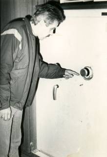 ARH Slg. Bartling 4454, Spuren des Einbruchs am Geldschrank in der Kreissparkassenfiliale, daneben stehend und auf das Zahlenschloss zeigend der Kripo N. N., Mariensee, um 1975