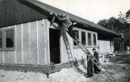 ARH Slg. Bartling 4456, Errichtung eines neuen Kindergartens in Fertigbauweise, Anbringung der Regenrinne an der Dachtraufe, Mariensee, 1970