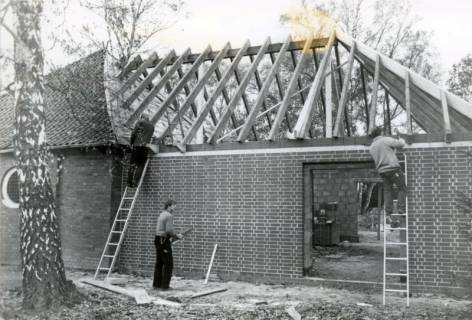 ARH Slg. Bartling 4457, Errichtung eines Anbaus an die Friedhofskapelle, Fertigstellung des Dachstuhls, Mariensee, um 1980