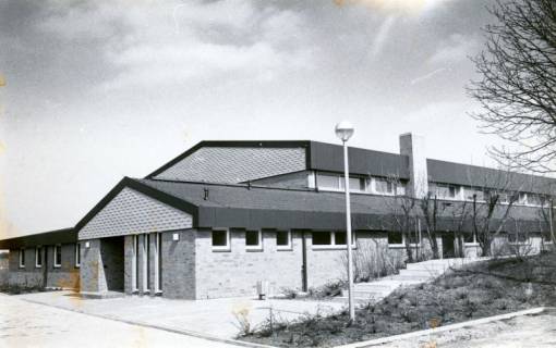 ARH Slg. Bartling 4461, Außenansicht nach Fertigstellung mit Blick auf den Eingangsbereich der neuen Turnhalle, An der Beeke, Mariensee, 1986