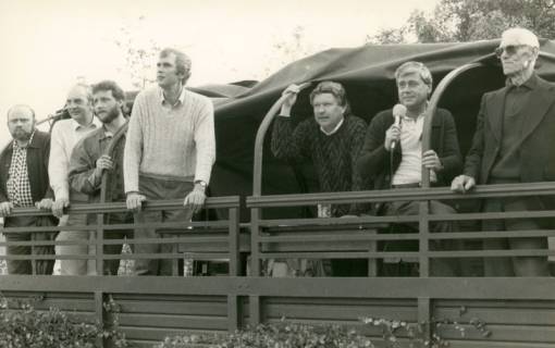 ARH Slg. Bartling 4467, TSV Mariensee, Sportfest (?) auf dem Sportplatz, mehrere Männer bei der Regie vom erhöhten Standort eines Bw-Lastkraftwagens, Fred Kuckuck mit Mikrofon (2. v. r.), Mariensee, um 1985