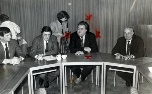 ARH Slg. Bartling 4473, Besucher im Tagungsraum des Instituts für Tierzucht und Tierverhalten am Tisch sitzend, Mariensee, um 1970