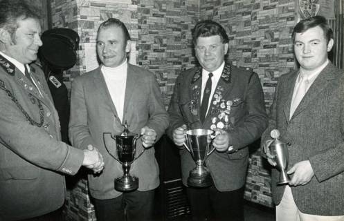 ARH Slg. Bartling 4489, Überreichung von Pokalen an drei Gewinner durch den 1. Vorsitzenden des Schützenvereins Horst Fernau, Mariensee, 1973