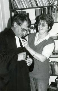ARH Slg. Bartling 4493, Pastor Adolf Höhle beim Ankleiden des Talars, mit Unterstützung einer Frau, Mariensee, um 1985