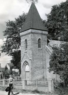 ARH Slg. Bartling 4506, Blick von der Straße auf den Kirchturm der Kapelle, Laderholz, 1971