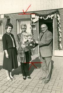 ARH Slg. Bartling 4511, Überreichung eines Blumenstraußes zur Eröffnung der Poststelle an die Leiterin durch eine Frau und einen Mann vor dem Eingang, Mardorf, um 1980