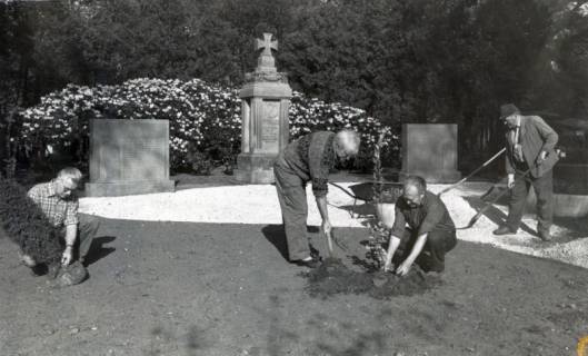 ARH Slg. Bartling 4513, Freiwilliger Arbeitseinsatz zur Pflege und Bepflanzung des Platzes beim Kriegerdenkmal, Mardorf, um 1980
