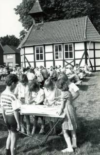 ARH Slg. Bartling 4521, Kindernachmittag auf der Wiese neben der Kapelle, Mardorf, um 1975
