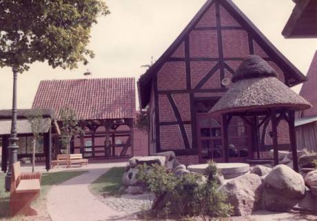 ARH Slg. Bartling 4528, Kommunikationszentrum, Aloys-Bunge-Platz mit neu errichteten Fachwerkbauten und Grillplatz, Mardorf, nach 1983