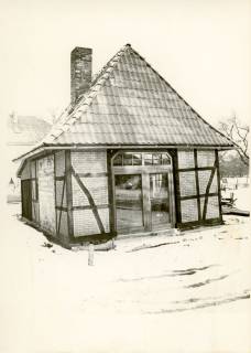 ARH Slg. Bartling 4532, Alte Schmiede im fertig sanierten Zustand, Außenansicht von vorn im Schnee, Mardorf, um 1980