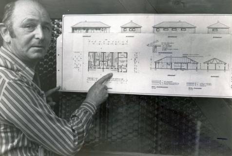 ARH Slg. Bartling 4533, Heinrich Thürnau zeigt auf den Architekturplan des Sanitärhauses auf dem Campingplatz am Bannsee, Mardorf, um 1980