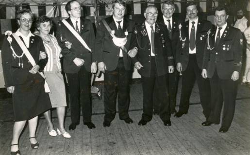 ARH Slg. Bartling 4547, Gruppenfoto des Schützenkönigs N. N. mit seinem Gefolge, rechts der 1. Vorsitzende Walter Langhorst beim Schützenfest, Mardorf, um 1985