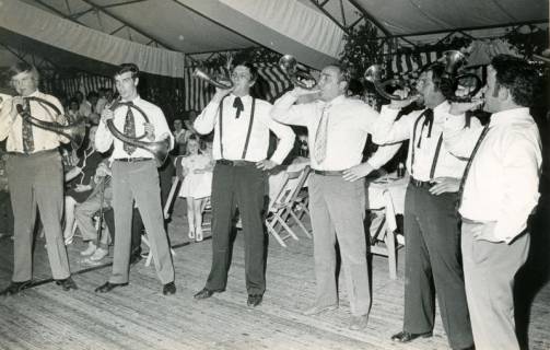 ARH Slg. Bartling 4551, Auftritt von sechs Jagdhornbläsern im Festzelt beim Schützenfest, Mardorf, 1974