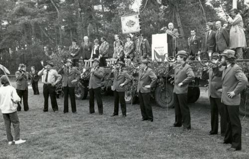 ARH Slg. Bartling 4554, Auftritt einer Gruppe von Jagdhornbläsern auf einer Wiese am Waldrand vor einem Wagen mit Festtagsrednern und VIPs beim Kreis-Schützenfest (2 Ex.), Mardorf, 1973