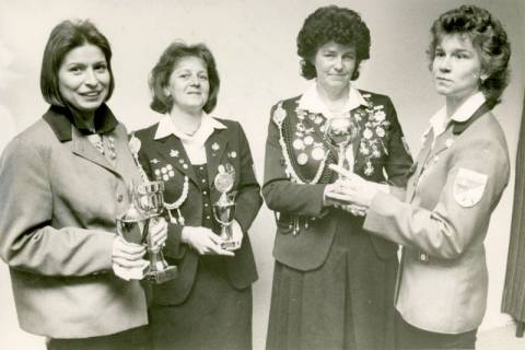 ARH Slg. Bartling 4556, Gruppenfoto der vier Pokalgewinnerinnen beim Schützenfest, Mardorf, um 1980