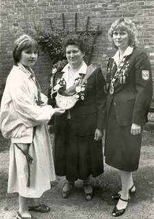 ARH Slg. Bartling 4560, Schützenkönigin mit neuer Königskette zwischen zwei anderen Schützenköniginnen beim Schützenfest, Mardorf, um 1980