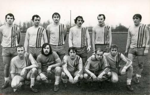 ARH Slg. Bartling 4566, Gruppenfoto einer Mannschaft des Fußballvereins im Trikot auf dem Rasenplatz, Mardorf, um 1975
